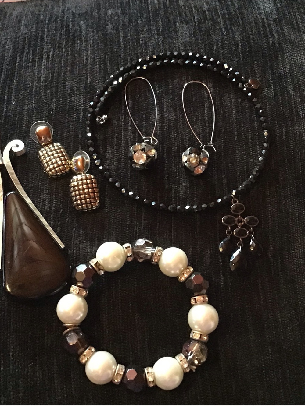 Women’s Black and White Pearl Beaded Bracelet and Earrings lot.